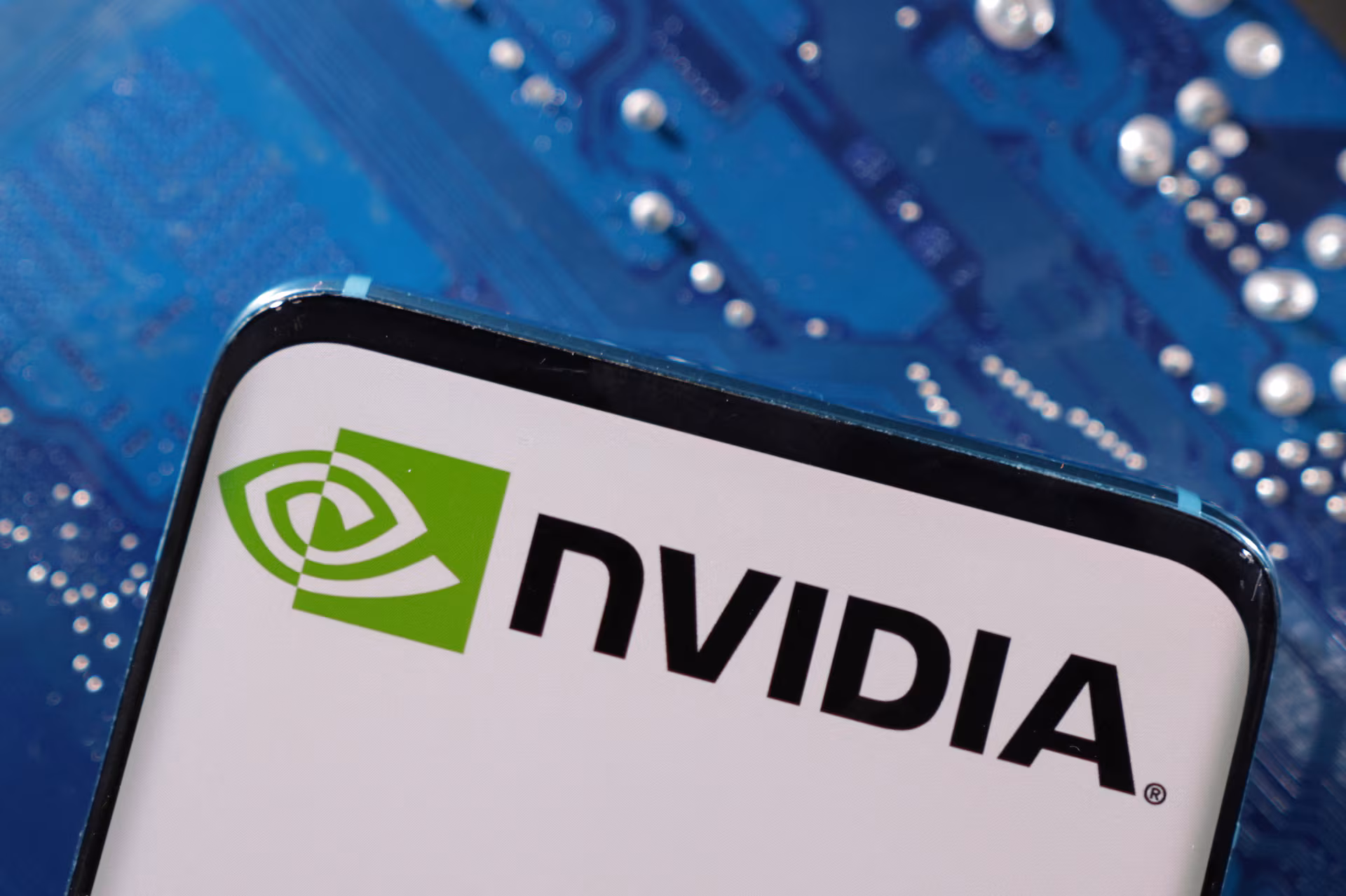 NVIDIA atinge US$ 5 trilhões em valor de mercado e lança novos modelos abertos de IA